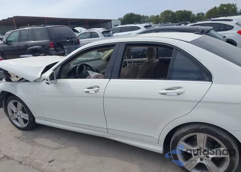 2011 Mercedes-Benz C 300 Luxury/Sport из США, поврежденный, VIN WDDGF5EB4BR183766